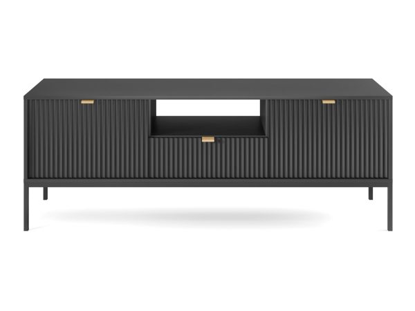 Czarna szafka RTV z pionowym frezowaniem i prostą metalową podstawą