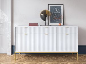 Miniaturka 17 - Biała komoda z pionowym frezowaniem i złotym uchwytem w stylu glamour