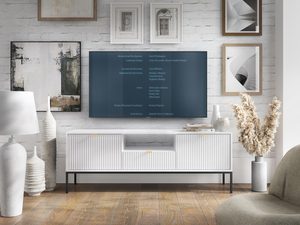 Miniaturka 12 - Biała szafka RTV z pionowym ryflowaniem w nowoczesnym jasnym salonie