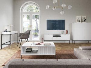 Miniaturka 13 - Nowoczesny salon z białymi meblami i czarnymi nóżkami