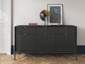 Miniaturka 3 - Czarna komoda z ryflowanymi frontami i złotym wykończeniem w salonie