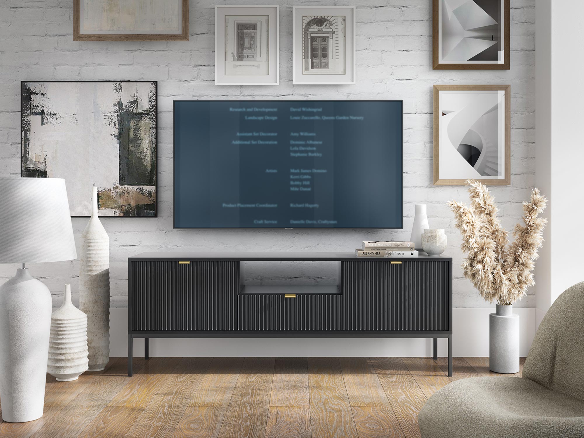 Czarna szafka RTV z ryflowanym frontem i złotym uchwytem w stylu nowoczesnym