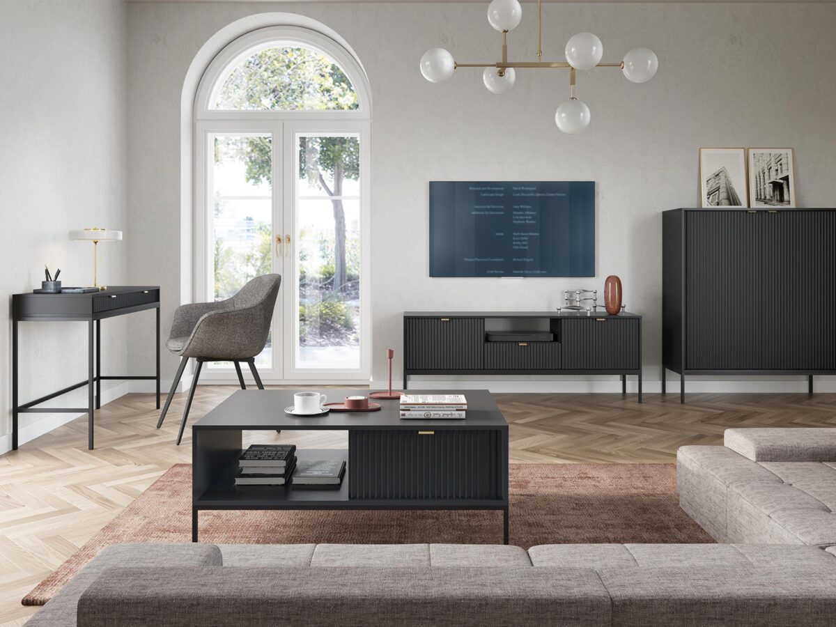 Salon sivas z czarnymi meblami