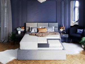 Miniaturka 4 - Stylowe łóżko z szarą tapicerką w ciemnoniebieskiej sypialni glamour