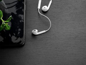 Miniaturka 5 - Czarny blat biurka z dębowym dekorem jodełkowym