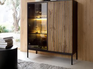 Miniaturka 4 - Stylowa witryna z drewnianymi frontami i szkłem w nowoczesnym salonie