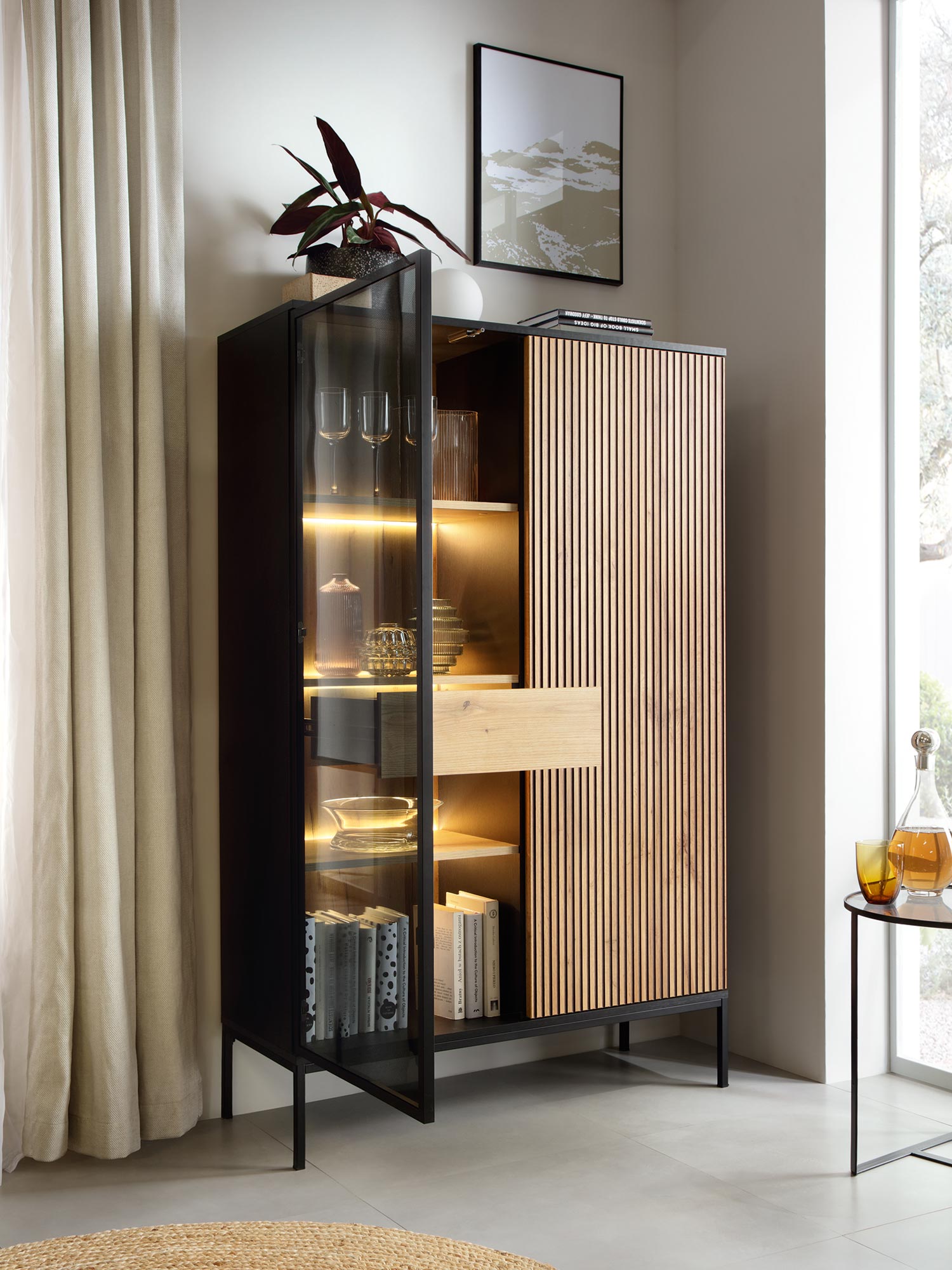 Szklana witryna z dębowym frontem i czarnym korpusem z podświetleniem