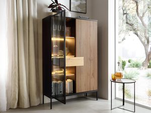 Miniaturka 4 - Wysoka witryna z drzwiami szklanymi i podświetleniem w eleganckim salonie