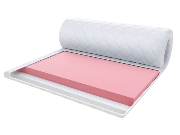Różowy materac nawierzchniowy z białym pikowanym pokrowcem