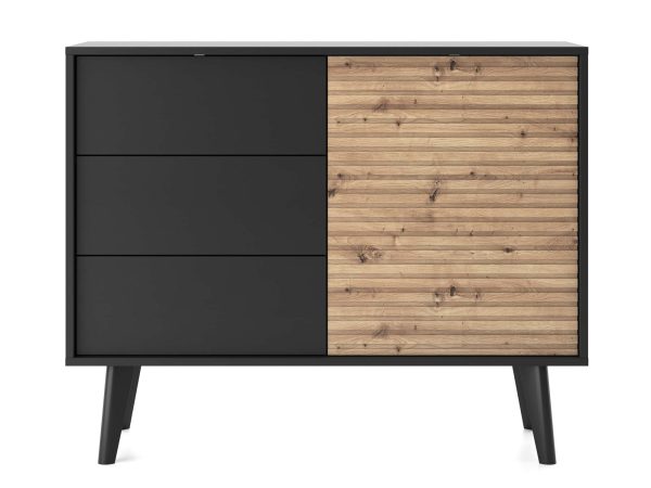 Niska komoda z czarnymi metalowymi nóżkami i frezowanym frontem