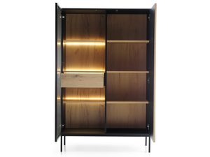 Miniaturka 2 - Otwarte wnętrze witryny z drewnianymi półkami i LED w stylu nowoczesnym