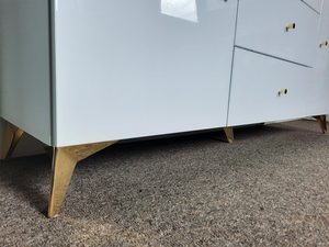 Miniaturka 5 - Detal drewnianej komody z ryflowanymi frontami, styl nowoczesny