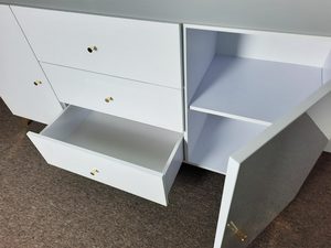 Miniaturka 4 - Biała komoda z szufladami i złotymi uchwytami, styl nowoczesny