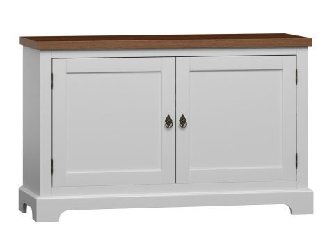 Biała komoda z drewnianym blatem oraz drzwiami, styl prowansalski