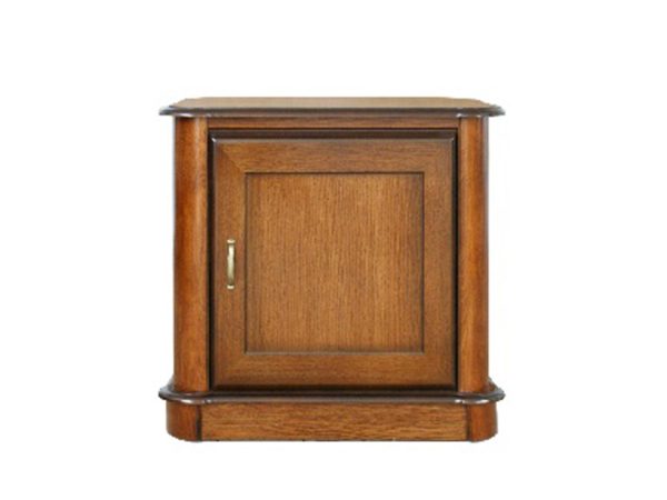 Drewniana szafka nocna z ozdobnymi uchwytami, styl klasyczny