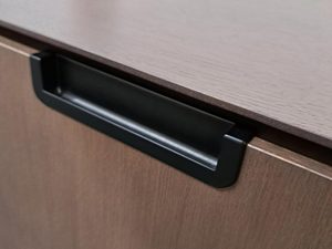 Miniaturka 4 - Detal szafki z matowymi czarnymi uchwytami