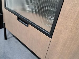 Miniaturka 3 - Detal szafki z matowymi czarnymi uchwytami