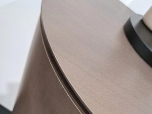 Miniaturka 2 - Detal zaokrąglenia w stoliku RTV w kolorze ciemnego drewna