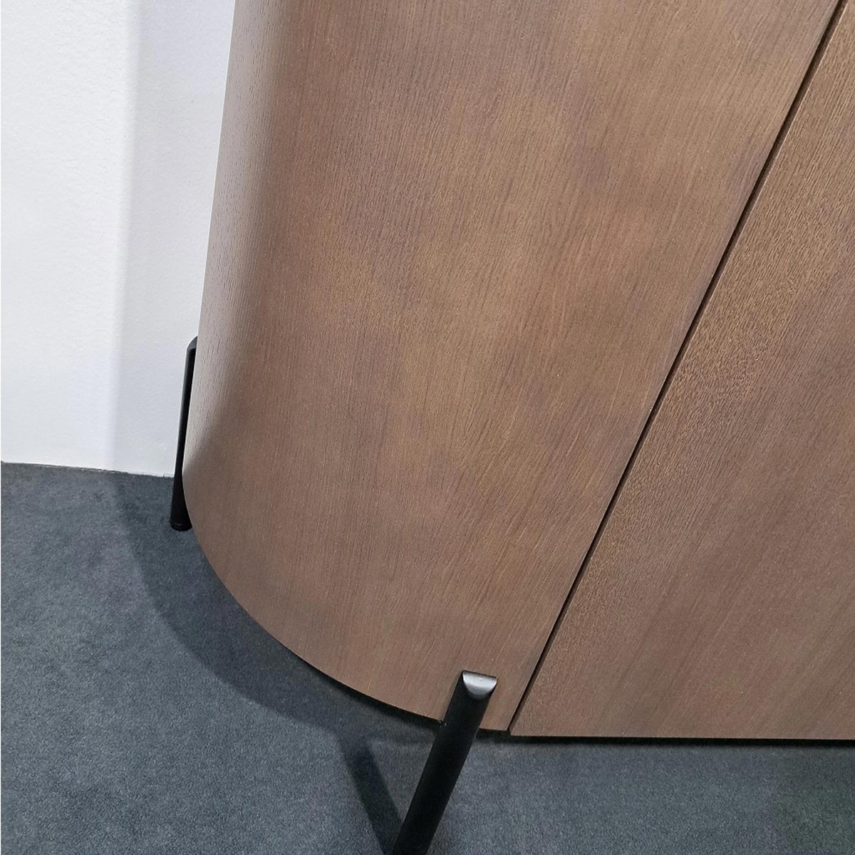 Detal szafki z matowymi czarnymi uchwytami Detal szafki z matowymi czarnymi uchwytami