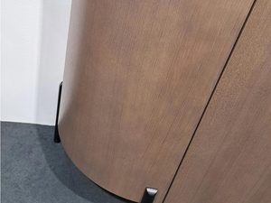 Miniaturka 1 - Detal szafki z matowymi czarnymi uchwytami