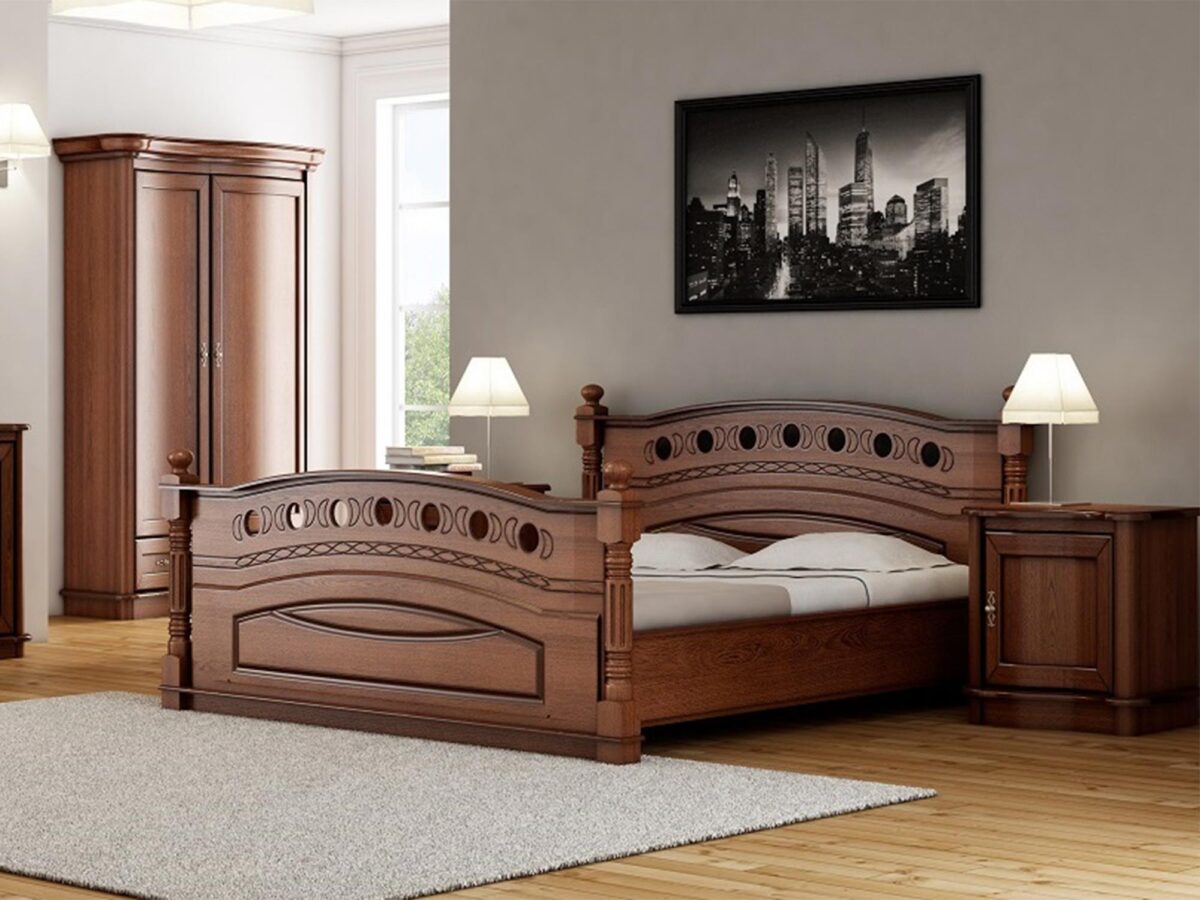 Drewniane łóżko z ozdobnym wezgłowiem i klasycznym wykończeniem do eleganckiej sypialni