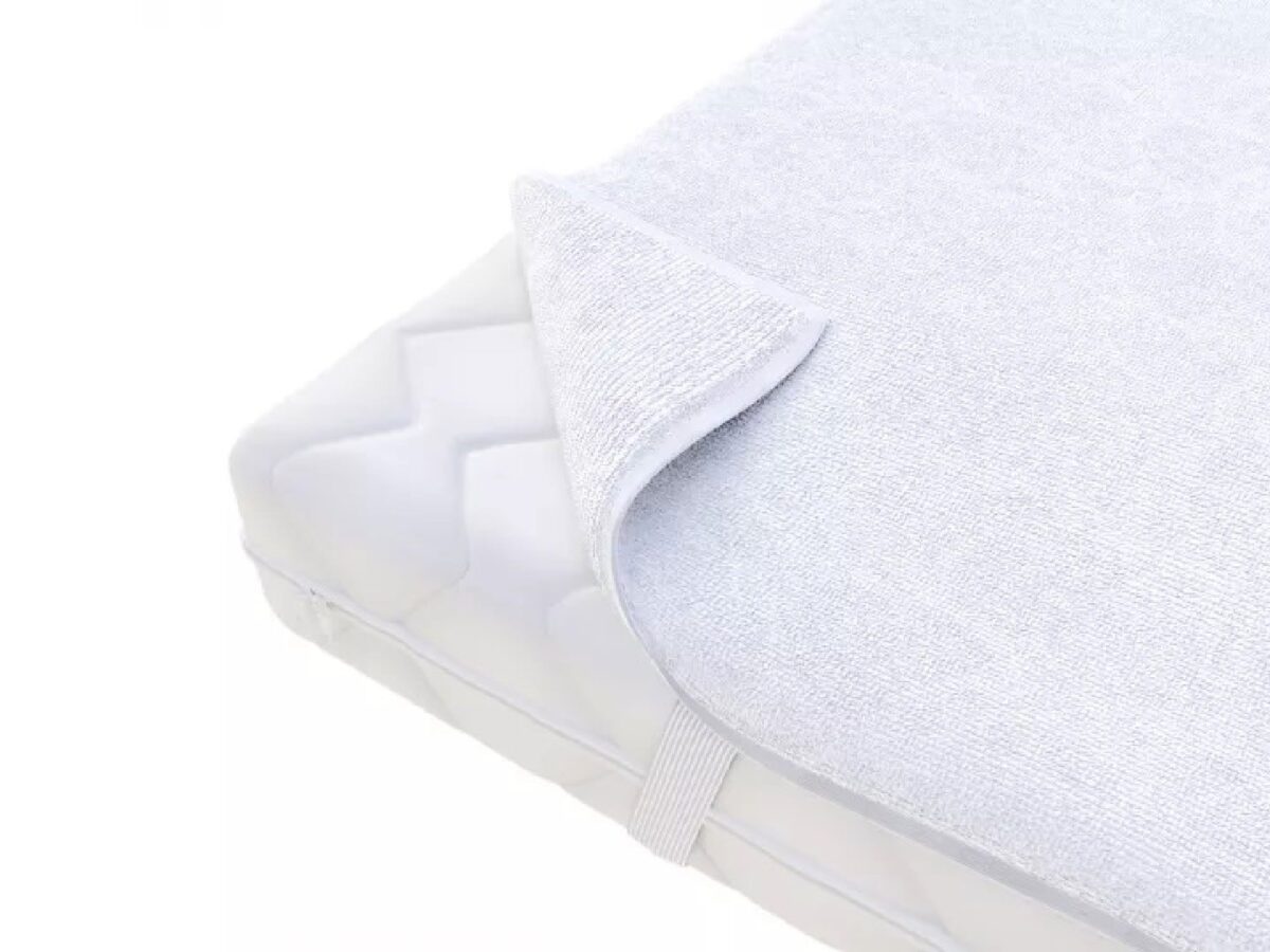 Biały ochraniacz na materac Biały ochraniacz na materac