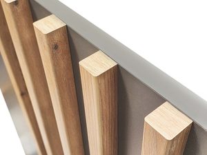 Miniaturka 9 - Zbliżenie na drewniane listwy w komodzie, styl skandynawski