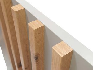 Miniaturka 7 - Zbliżenie na drewniane listwy w komodzie, styl skandynawski