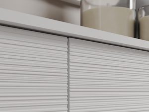 Miniaturka 16 - Detal białej szafki RTV z poziomym frezowaniem, styl minimalistyczny