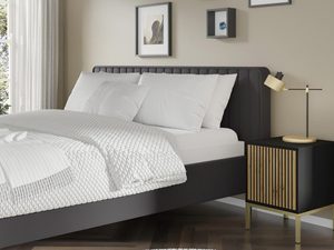 Miniaturka 3 - Czarna szafka nocna z drewnianymi frontami i złotymi nóżkami, styl loftowy w sypialni