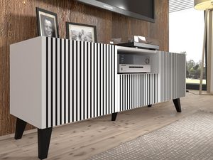 Miniaturka 3 - Biała szafka RTV z czarnymi prążkowanymi drzwiami w salonie