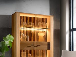 Miniaturka 3 - Drewniana witryna z podświetleniem LED i przeszklonymi półkami, styl industrialny, dąb litego drewna