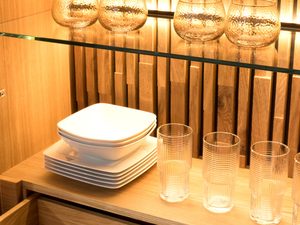 Miniaturka 2 - Zbliżenie na ekspozycję w witrynie dębowej z szklanymi półkami i podświetleniem