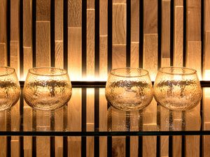 Miniaturka 2 - Zbliżenie na detal szklanej półki w witrynie z lamelami