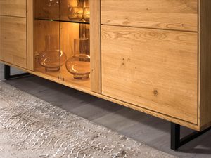 Miniaturka 4 - Detal komody drewnianej z podświetleniem i czarnymi nogami