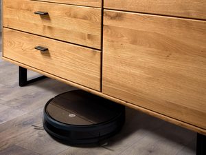 Miniaturka 5 - Zbliżenie na detal komody drewnianej