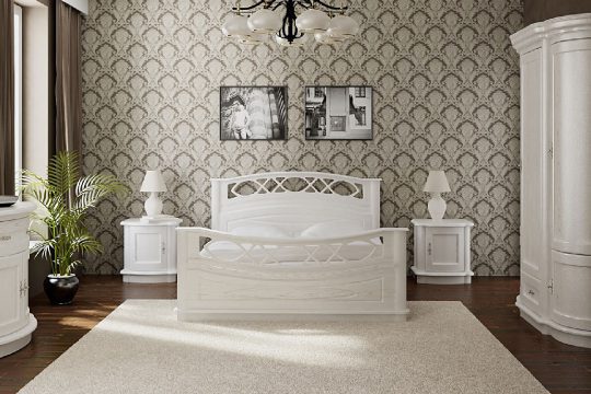 Białe łóżko z rzeźbionym zagłówkiem, styl klasyczny, romantyczna sypialnia