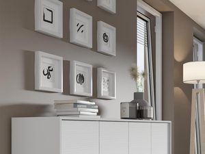 Miniaturka 9 - Zbliżenie na detale klasycznej komody ze złotymi nóżkami