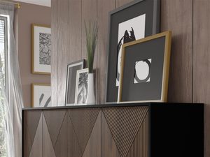 Miniaturka 3 - Komoda z ciemnymi drewnianymi frontami, smukłymi metalowymi nogami i geometrycznym wzorem w stylu mid-century modern do eleganckiego wnętrza