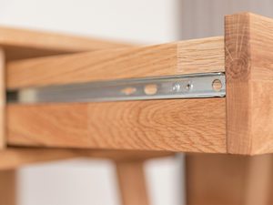 Miniaturka 4 - Detal prowadnic w szufladzie od komody dębowej