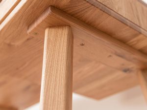Miniaturka 5 - Zbliżenie nóg szafy dębowej, solidna konstrukcja