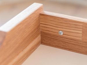 Miniaturka 5 - Detal konstrukcji komody dębowej, solidne wykonanie