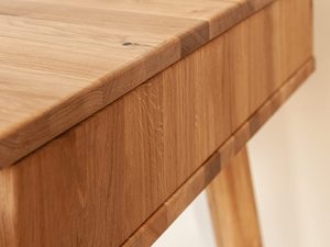 Miniaturka 5 - Detal dębowego drewna w szafce nocnej