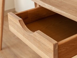 Miniaturka 4 - Detal szuflady komody dębowej, precyzyjne wykończenie