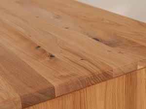Miniaturka 4 - Zbliżenie blatu komody dębowej, naturalne usłojenie drewna