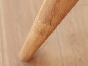 Miniaturka 4 - Detal nogi komody dębowej, naturalne drewno