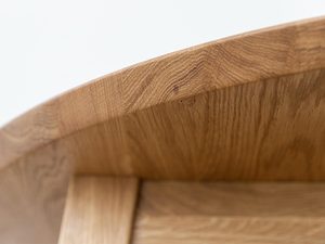 Miniaturka 1 - Detal blatu stołu dębowego, piękne usłojenie drewna