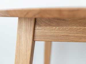 Miniaturka 3 - Zbliżenie solidnej nogi stołu dębowego, naturalne drewno
