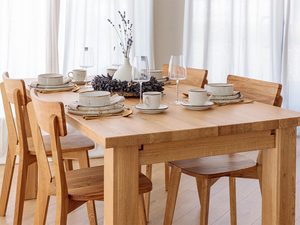 Miniaturka 5 - Zestaw stołu dębowego z krzesłami w jasnym wnętrzu, styl skandynawski