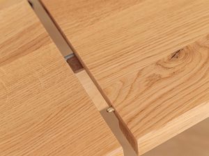 Miniaturka 16 - Zbliżenie na łączenie blatu drewnianego stołu, nowoczesny design